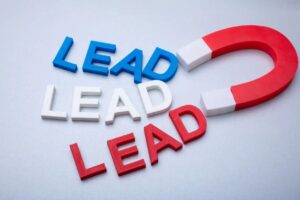 lead magnet composto da un magnete che attira a se tre scritte "lead"